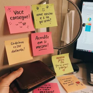 Post-it com frases motivacionais